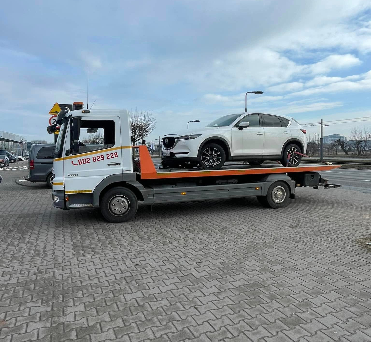 Posiadamy całąflotę nowoczesnych lawet mogących transportować samochody osobowe, ciężarowe, maszyny budowlane i rolnicze. Działamy na terenie Wyszogrodu, Sochaczewa, Płońska, Zakroczymia, Płocka i w okolicach